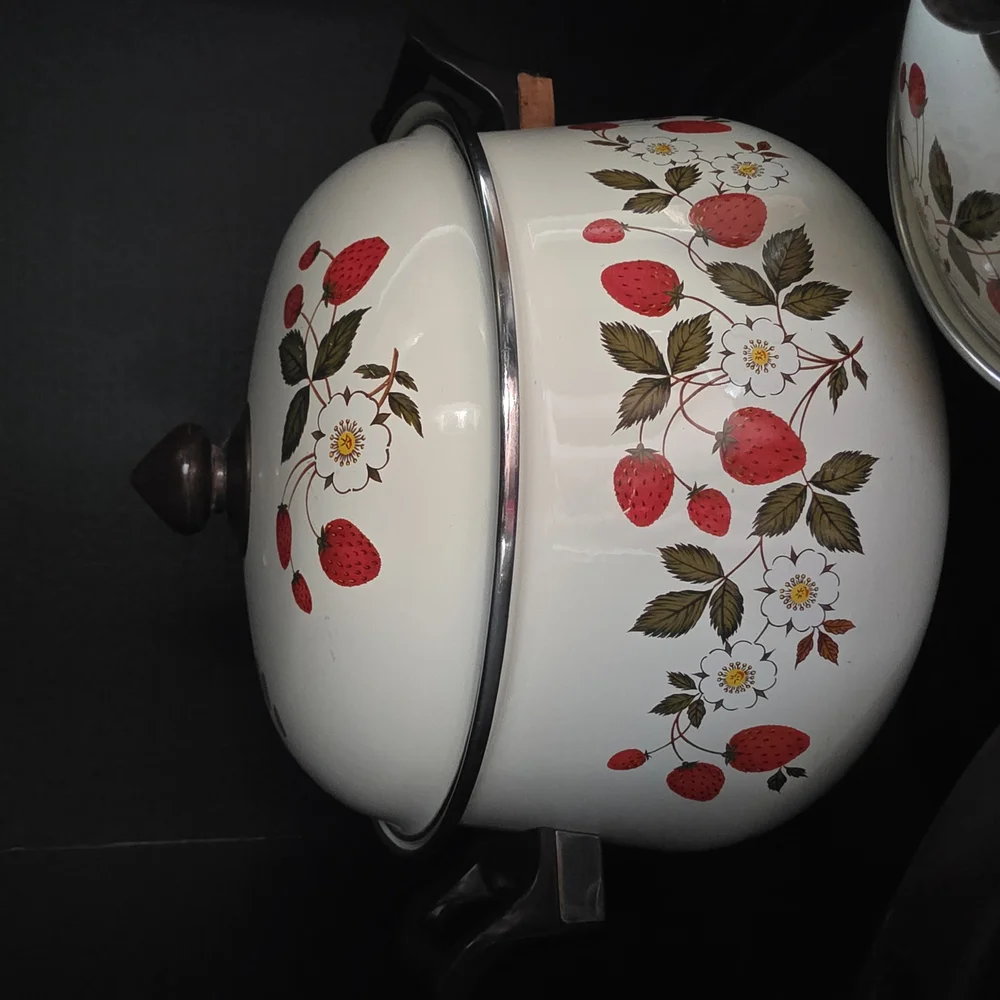 Strawberry Pattern Cookware Set - Picture 6 of 6